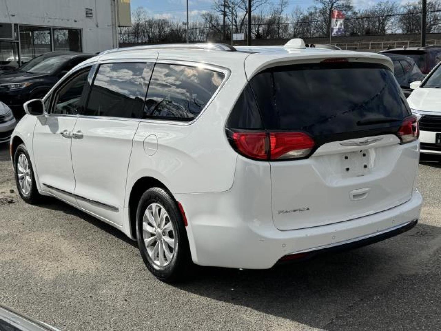 2019 Bright White Clearcoat /Black/Alloy Chrysler Pacifica Touring L FWD (2C4RC1BG2KR) , Automatic transmission, (555) 555-5555, 0.000000, 0.000000 - Photo#4