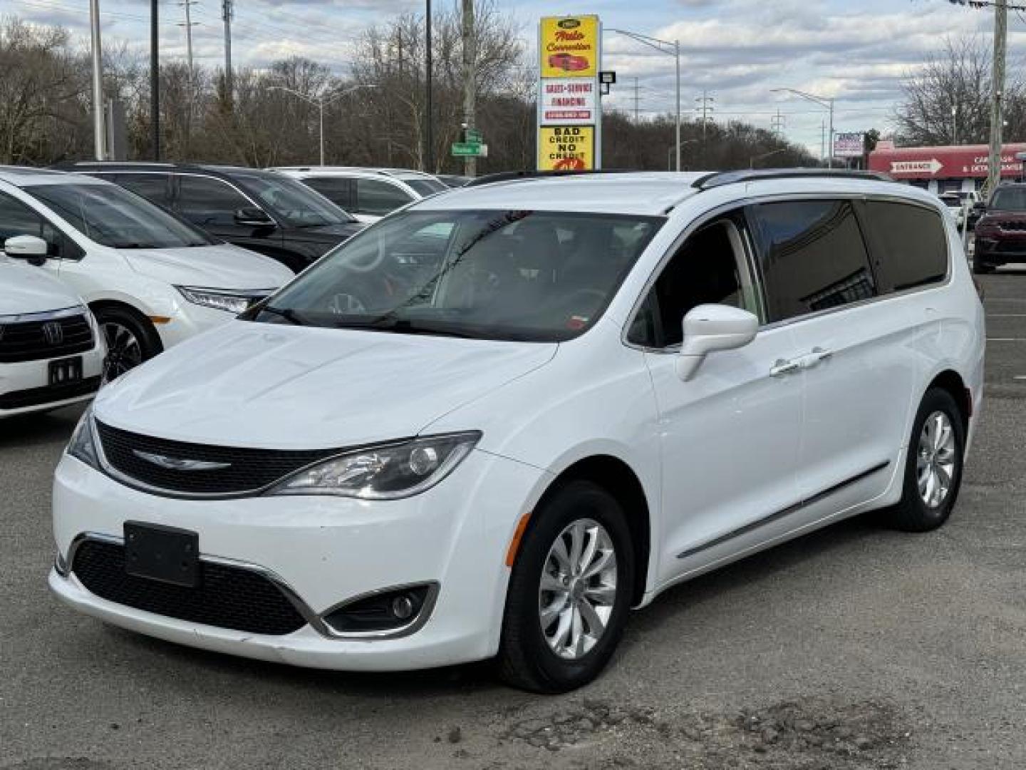 2019 Bright White Clearcoat /Black/Alloy Chrysler Pacifica Touring L FWD (2C4RC1BG2KR) , Automatic transmission, (555) 555-5555, 0.000000, 0.000000 - Photo#11