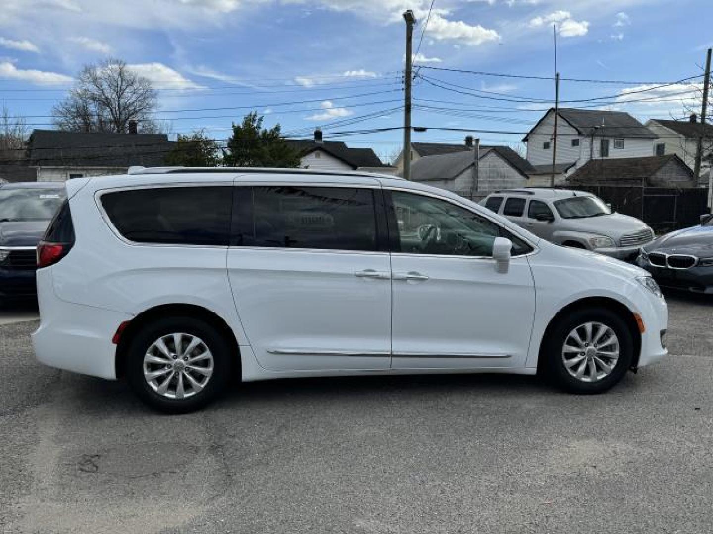 2019 Bright White Clearcoat /Black/Alloy Chrysler Pacifica Touring L FWD (2C4RC1BG2KR) , Automatic transmission, (555) 555-5555, 0.000000, 0.000000 - Photo#15