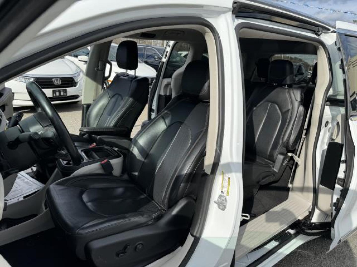 2019 Bright White Clearcoat /Black/Alloy Chrysler Pacifica Touring L FWD (2C4RC1BG2KR) , Automatic transmission, (555) 555-5555, 0.000000, 0.000000 - Photo#25