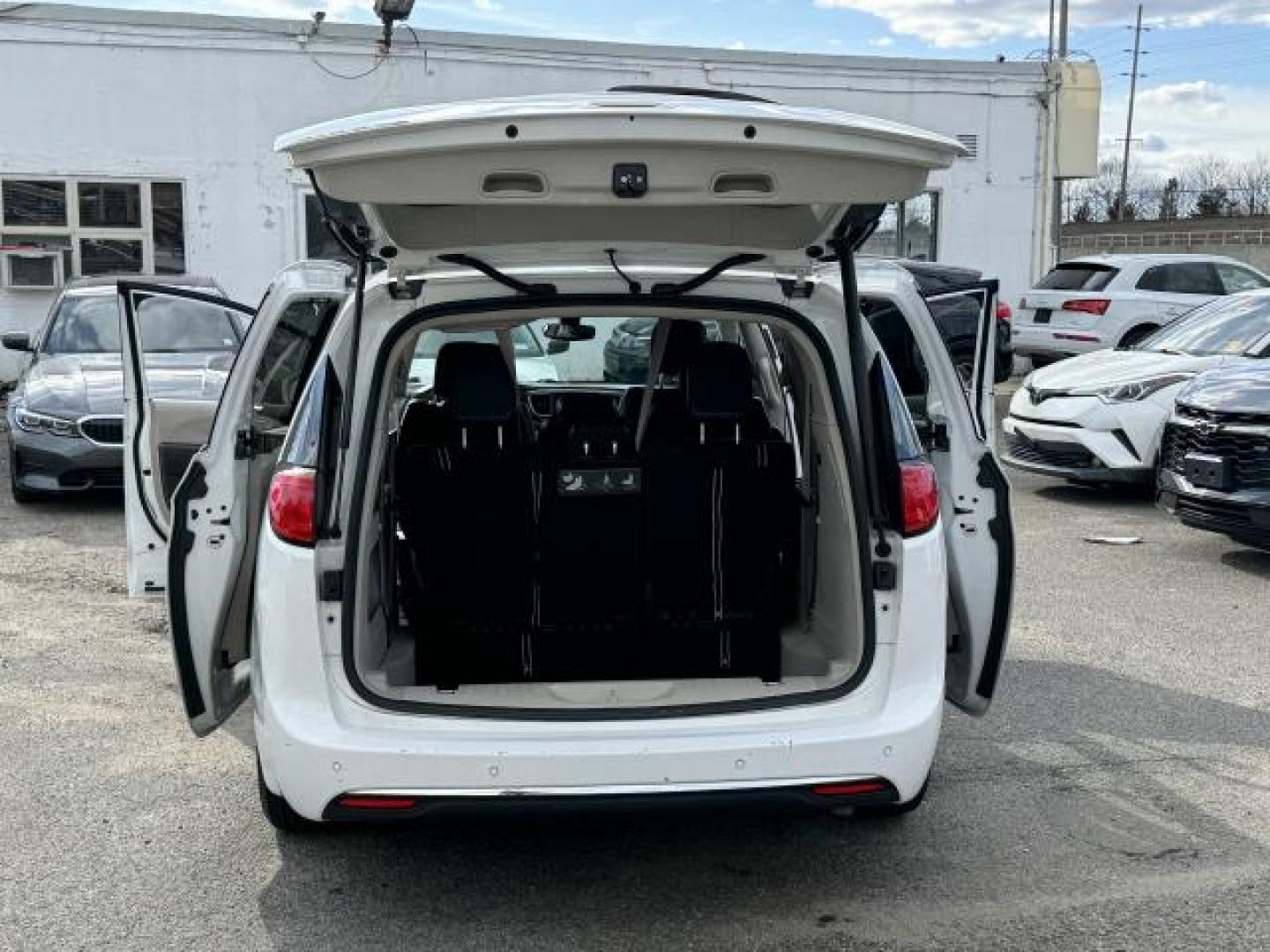 2019 Bright White Clearcoat /Black/Alloy Chrysler Pacifica Touring L FWD (2C4RC1BG2KR) , Automatic transmission, (555) 555-5555, 0.000000, 0.000000 - Photo#45